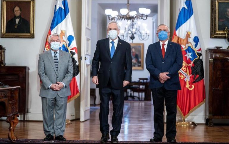 El presidente de Chile, Sebastián Piñera (c), posa con el nuevo ministro de Salud, Enrique París (i), y el ex titular de dicha cartera, Jaime Mañalich (d), en el Palacio de La Moneda. EFE/PRESIDENCIA DE CHILE