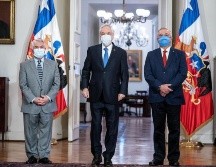 El presidente de Chile, Sebastián Piñera (c), posa con el nuevo ministro de Salud, Enrique París (i), y el ex titular de dicha cartera, Jaime Mañalich (d), en el Palacio de La Moneda. EFE/PRESIDENCIA DE CHILE