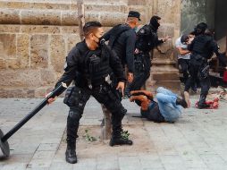 La CEDHJ enfatiza que el comportamiento de la policía ha provocado un distanciamiento entre la autoridad y la población en tiempos de crisis. EL INFORMADOR/G. Gallo