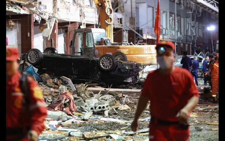 Algunas casas y fábricas cercanas se vinieron abajo, por lo que socorristas aún buscan a personas atrapadas entre los escombros. AFP/STR