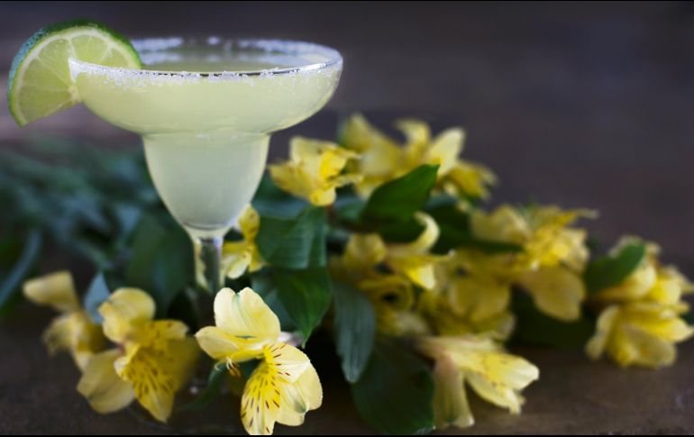 Margarita raicillera. Este es un cóctel clásico que se conoce y sirve a nivel mundial, su forma de preparación es bastante sencilla y los insumos se pueden conseguir en cualquier lugar. CORTESÍA