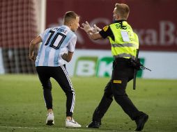 Sorpresivamente un espontáneo, joven y con la camiseta de la Selección de Argentina, apareció a los 56 minutos e intentó acercarse al astro Lionel Messi. AFP / J. Reina