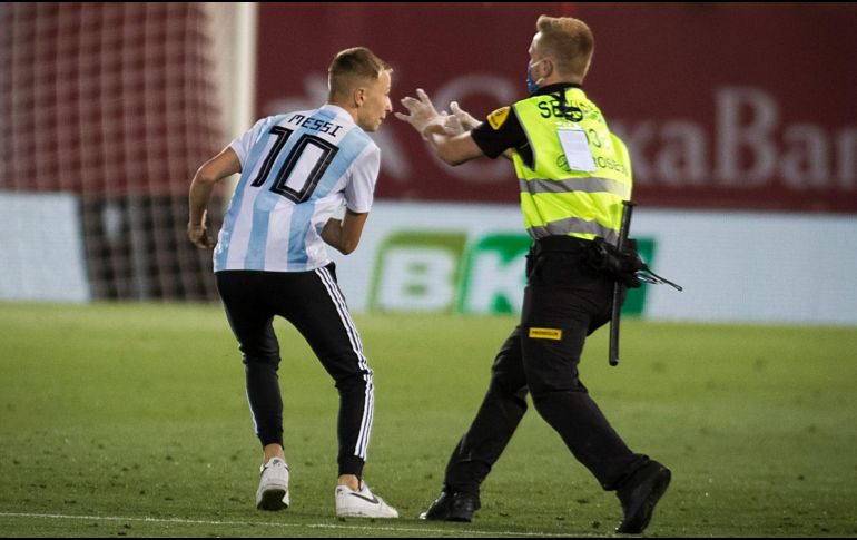 Sorpresivamente un espontáneo, joven y con la camiseta de la Selección de Argentina, apareció a los 56 minutos e intentó acercarse al astro Lionel Messi. AFP / J. Reina