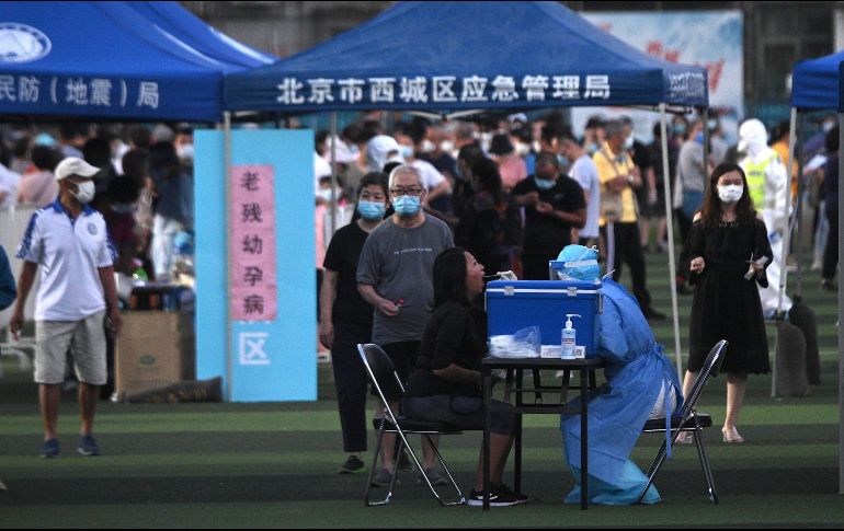 Personal de salud toma muestras para pruebas de coronaviurs en un centro deportivo de Pekín, realizadas a personas que visitaron o viven cerca del mercado Xinfadi. AFP/N. Celis