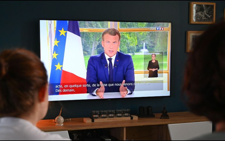 Una familia en Lille, Francia, sigue el discurso de Macron desde el Palacio Elíseo. AFP/D. Charlet