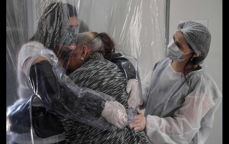 La cortina está equipada con grandes bolsillos para que puedan deslizar sus brazos. Suzane Valverde (i) con su madre Carmelita Valverde, de 85. AFP/N. Almeida