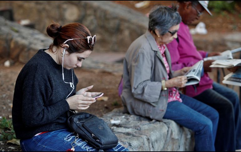 Todos los mensajes enviados a un contacto que te ha bloqueado se quedan con una sola palomita. EFE / ARCHIVO