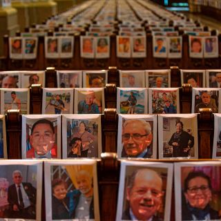 Fotos de más de cinco mil fallecidos por COVID-19 llenan catedral en Perú