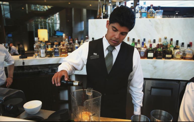 Solidaridad. Empleados afectados por la pandemia recibirán un apoyo económico por medio de una cuenta de débito personal. ARCHIVO