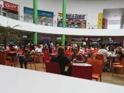 FALTA AL REGLAMENTO. Centro Sur operó ayer con espacios comunes repletos, pese a la prohibición oficial.  EL INFORMADOR • I. DE LOZA