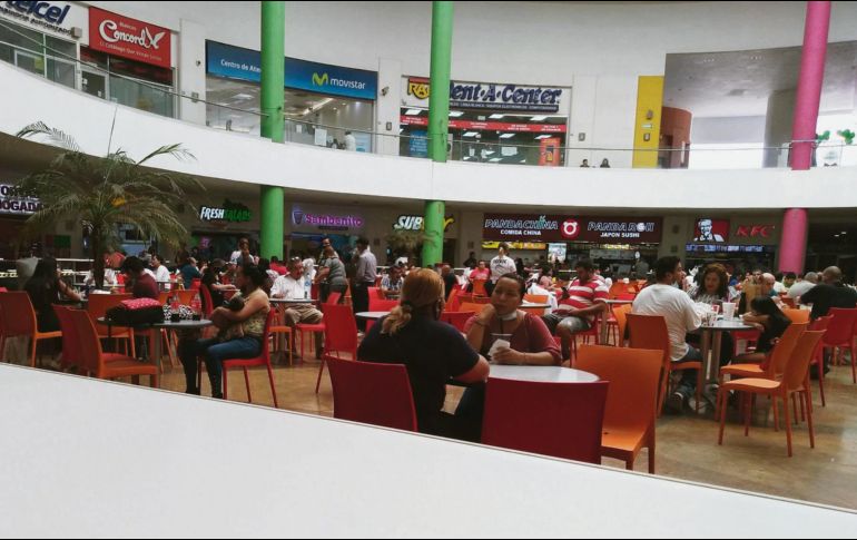 FALTA AL REGLAMENTO. Centro Sur operó ayer con espacios comunes repletos, pese a la prohibición oficial.  EL INFORMADOR • I. DE LOZA