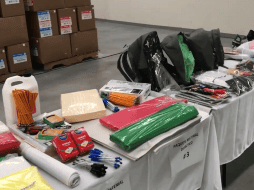 El gobernador y el secretario de Educación Jalisco, Juan Carlos Flores Miramontes, dan el banderazo de salida al material. TWITTER / @EnriqueAlfaroR