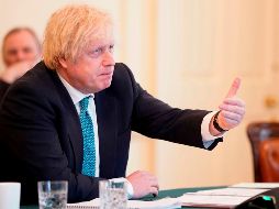 Johnson insistió en que la escultura de bronce del líder británico Winston Churchill, al que activistas tachan de racista, debe permanecer en su lugar. AFP / A. Parsons