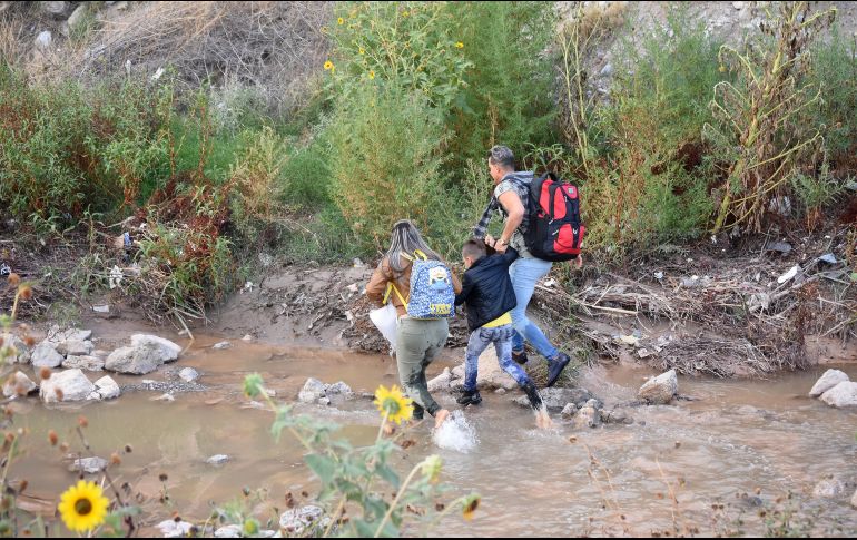 Migrantes sin documentos suelen cruzar de México a Estados Unidos por el Río Bravo. EFE/ARCHIVO