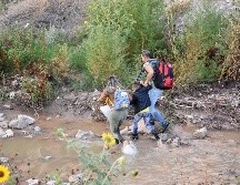 Migrantes sin documentos suelen cruzar de México a Estados Unidos por el Río Bravo. EFE/ARCHIVO
