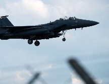 Un caza F-15E estadounidense a su llegada hoy al aeropuerto de la Real Fuerza Aérea en Lakenheath, Inglaterra. Autoridades lanzaron un operativo de búsqueda tras la caída del caza. AFP/C. Radburn