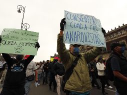 Policías en el Zócalo capitalino reclaman mejores condiciones laborales. EFE/ J. Méndez