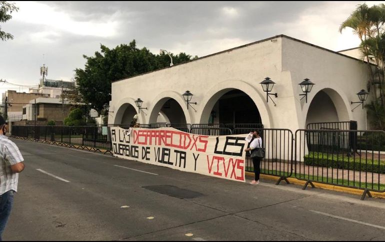El grupo de menos de diez manifestantes mostró una pancarta frente a Casa Jalisco. EL INFORMADOR / R. Rivas