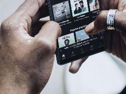 Los usuarios buscaron aprender e informarse a través de medios poco tradicionales durante el confinamiento. AFP/Archivo