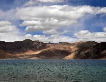 Vista del lago Pangong, en la frontera entre China e India. AFP/P. Singh