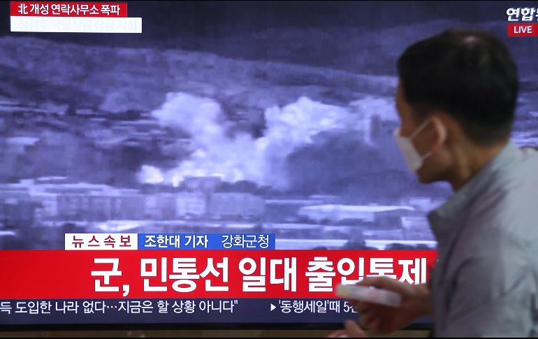 Un hombre en Seúl mira la noticia de la demolición por televisión. La oficina de enlace fue financiada con dinero surcoreano y era considerada un símbolo de la política del presidente Moon Jae-in. EFE/C. Kim