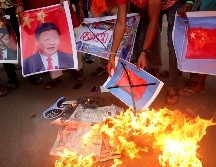 Manifestantes queman imágenes del presidente chino Xi Jinping y de banderas de China en protesta por la muerte de soldados indios. EFE/EPA/S. Gupta