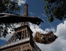 Autoridades turísticas muestran el protocolo a seguir durante la visita a la torre, que incluye uso de cubrebocas, áreas restringidas al paso y una constante desinfección. AP/F. Mori