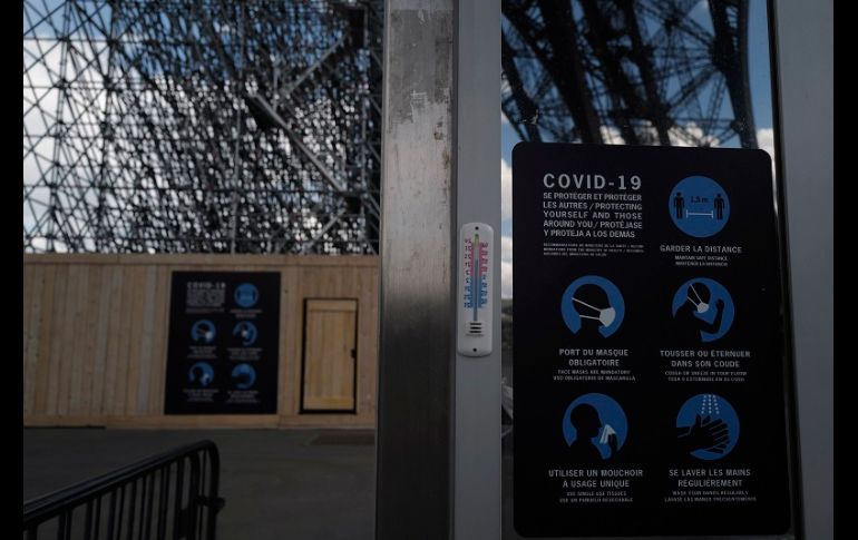 Autoridades turísticas muestran el protocolo a seguir durante la visita a la torre, que incluye uso de cubrebocas, áreas restringidas al paso y una constante desinfección. AP/F. Mori