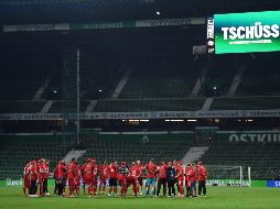 El Bayern celebró este martes su octavo título consecutivo de la Bundesliga ante las tribunas casi vacías del Weser-Stadion de Bremen. EFE / S. Franklin