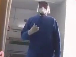 El joven enfermero, originario de Culiacán, explicó que comenzó a cantar al ver que el ánimo de los pacientes mejoraba. ESPECIAL