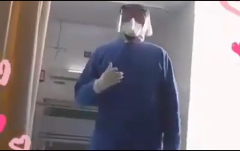 El joven enfermero, originario de Culiacán, explicó que comenzó a cantar al ver que el ánimo de los pacientes mejoraba. ESPECIAL