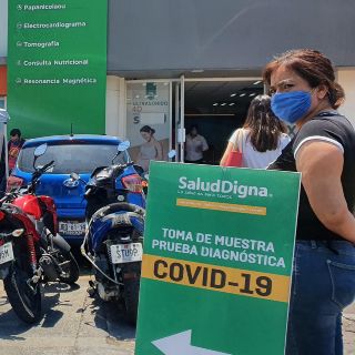 Abarrotan laboratorio privado para hacerse pruebas de COVID-19