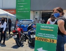 Personas acuden al laboratorio Salud Digna; la fila para la prueba del coronavirus tiene cerca de 20 personas en espera. EL INFORMADOR/E. Barrera