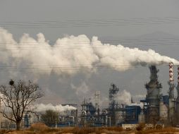 El impuesto lo deberán cubrir todas las unidades económicas, empresas o personas físicas, que produzcan emisiones de carbono u otros gases. AP/ARCHIVO