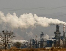El impuesto lo deberán cubrir todas las unidades económicas, empresas o personas físicas, que produzcan emisiones de carbono u otros gases. AP/ARCHIVO