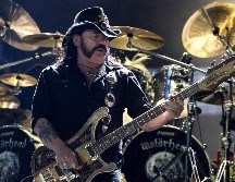 La presencia de una nueva figura que recuerda el clásico aspecto de Lemmy ha sorprendido al público ante el gran realismo en las facciones y carácter que reflejan la personalidad de quien fuera líder de Motörhead. AP / ARCHIVO