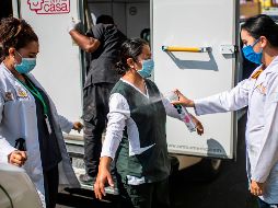 En la Ciudad de México, profesionales realizan pruebas de coronavirus a domicilio. AFP/P. Pardo