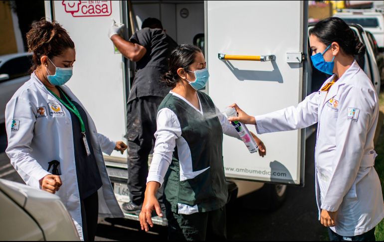 En la Ciudad de México, profesionales realizan pruebas de coronavirus a domicilio. AFP/P. Pardo