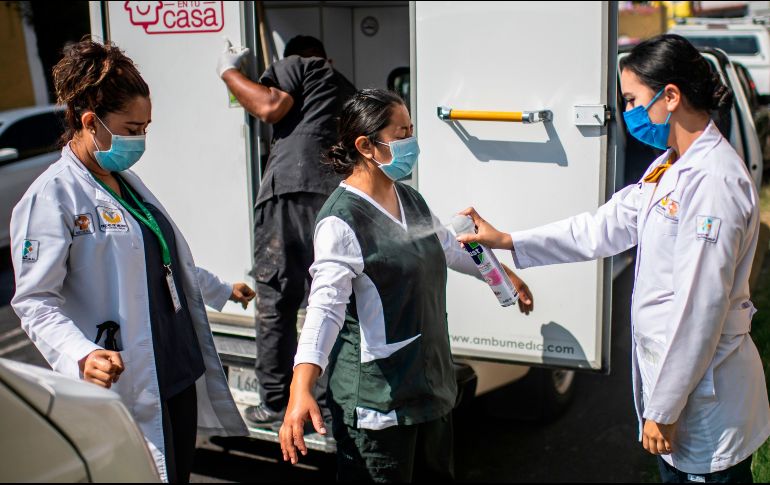 En la Ciudad de México, profesionales realizan pruebas de coronavirus a domicilio. AFP/P. Pardo