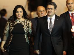 Juan Orlando Hernández informó que seguirá en sus funciones mediante el ''teletrabajo'', que empezó un tratamiento para tratar sus ''síntomas leves'' y que de momento su esposa es ''asintomática''. EFE / ARCHIVO