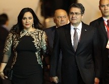Juan Orlando Hernández informó que seguirá en sus funciones mediante el ''teletrabajo'', que empezó un tratamiento para tratar sus ''síntomas leves'' y que de momento su esposa es ''asintomática''. EFE / ARCHIVO