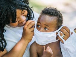 Al  tejido compuesto de poliéster y algodón, le es impregnada una capa con dos diferentes micropartículas de plata. AFP/ Getty Images/B. Bell