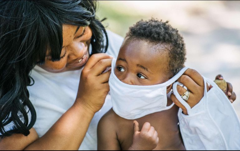 Al  tejido compuesto de poliéster y algodón, le es impregnada una capa con dos diferentes micropartículas de plata. AFP/ Getty Images/B. Bell