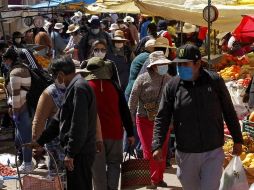 En los mercados populares es muy difícil mantener el distanciamiento social. GETTY IMAGES