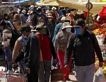 En los mercados populares es muy difícil mantener el distanciamiento social. GETTY IMAGES