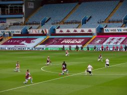 Jugadores y árbitros se arrodillaron antes del inicio del partido en la lucha contra la discriminación. TWITTER / @AVFCOfficial