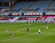 Jugadores y árbitros se arrodillaron antes del inicio del partido en la lucha contra la discriminación. TWITTER / @AVFCOfficial