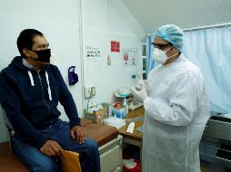 El epidemiólogo del Hospital Juárez, Victor Hugo Gutiérrez (d), toma una muestra a un posible paciente con COVID-19, en Ciudad de México. EFE/J. Méndez