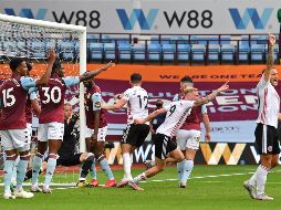Los jugadores del Sheffield United salieron corriendo celebrando el gol, pero el árbitro del encuentro se señaló el reloj indicando que no había sido gol y continuó el partido. AFP / P. Ellis