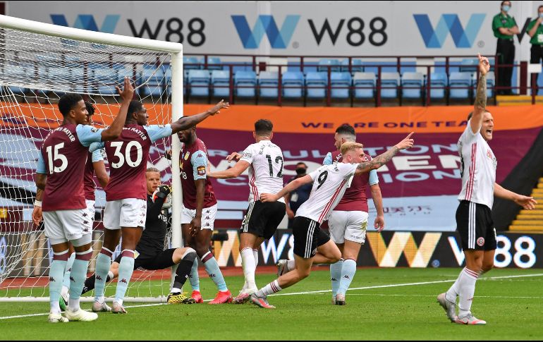 Los jugadores del Sheffield United salieron corriendo celebrando el gol, pero el árbitro del encuentro se señaló el reloj indicando que no había sido gol y continuó el partido. AFP / P. Ellis